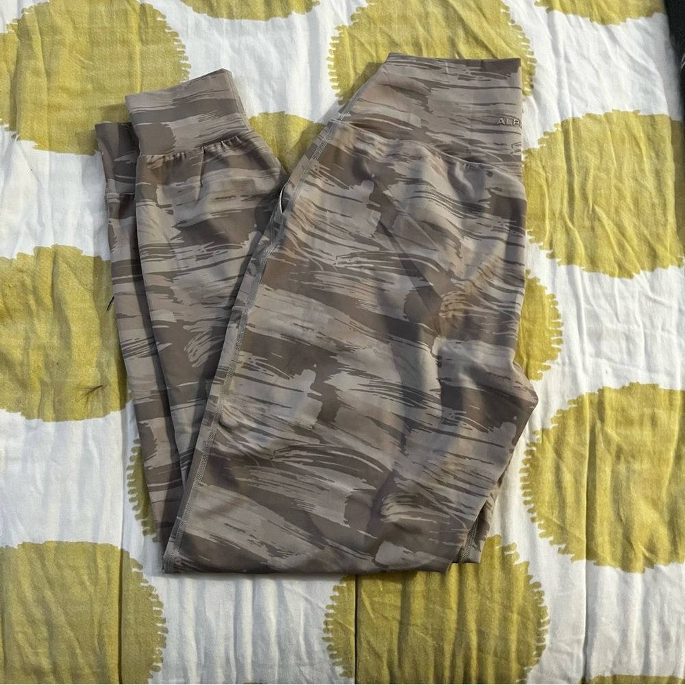 Alphalete 	
Surface Expanse Jogger - Desert Canvas Camo medium